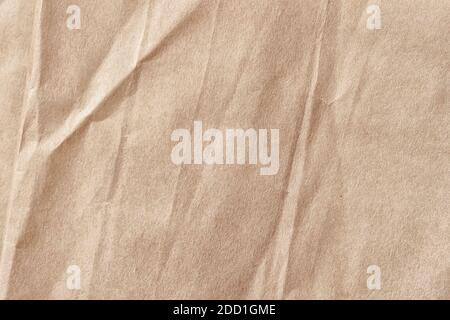 Zerknittertes faltiges Kraftpapier. Alte Papieroberfläche Textur, Hintergrund mit Kopierraum Stockfoto