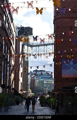 Oslo, Norwegen - 29. August 2020: Straße an der Aker Brygge in Oslo, dekoriert mit Party-Lichtern und Schmetterlingen. Stockfoto