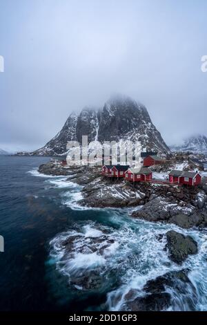 Traditionelle norwegische Fischerhütten, Rorbuer, Insel Hamnoy, reine . Stockfoto