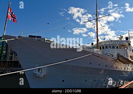 Oslo, Norwegen - 29. August 2020: Die Royal Norwegian Yacht Norge ist im Hafen von Aker brygge verankert. Stockfoto