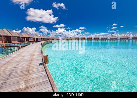 Malediven Strandresort Panoramalandschaft. Langer hölzerner Pier mit wunderschönem Meeresstrand. Tropisches Paradies, Sommerurlaub, Reiseziel Stockfoto