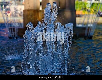 Wasserstrahlen aus einem Stadtbrunnen im Sommer. Stockfoto