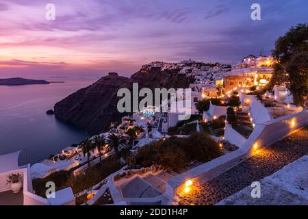 Fantastische Aussicht auf Santorini am Abend. Malerischer Frühlingsuntergang auf berühmtem Aussichtort Fira, Griechenland, Europa. Hintergrund des Reisekonzepts. Sonnenuntergang Stockfoto