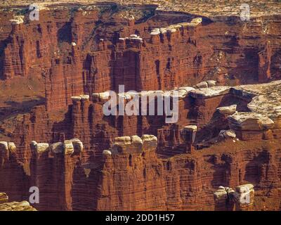 Kalksteinvorkommen auf dem Sandstein, Canyonlands National Park, Utah, USA Stockfoto
