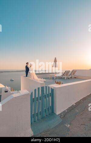 Junge Paare Flitterwochen auf der romantischsten Insel Santorini, Griechenland. Asiatisches Paar in Sonnenuntergang mit Meerblick, Romantik, Liebe, Flitterwochen-Konzept Stockfoto