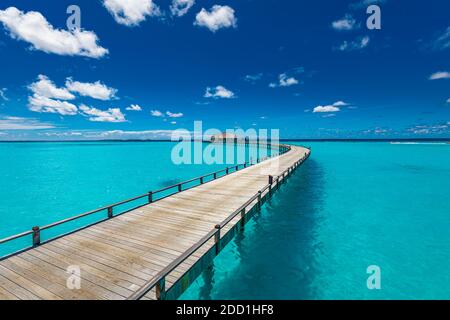 Malediven Strandresort Panoramalandschaft. Langer hölzerner Pier mit wunderschönem Meeresstrand. Tropisches Paradies, Sommerurlaub, Reiseziel Stockfoto