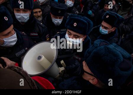 Moskau, Russland. 21. November 2020 Polizei trägt Gesichtsmaske informieren die Menschen über Verstöße gegen das Gesetz über Kundgebungen bei einem Treffen mit dem Abgeordneten der Staatsduma Valery Raschkin auf dem Gagarin-Platz in Moskau, Russland Stockfoto