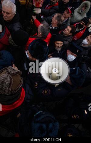 Moskau, Russland. 21. November 2020 Polizei trägt Gesichtsmaske informieren die Menschen über Verstöße gegen das Gesetz über Kundgebungen bei einem Treffen mit dem Abgeordneten der Staatsduma Valery Raschkin auf dem Gagarin-Platz in Moskau, Russland Stockfoto