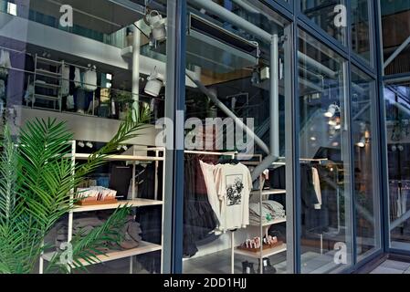 Oslo, Norwegen - 29. August 2020: Leeres Bekleidungsgeschäft wegen Corona-Virus-Ausbruch geschlossen, was zu Verlust von Kunden. Stockfoto