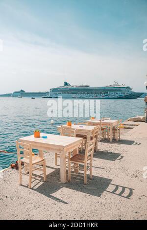 SANTORINI, GRIECHENLAND - 10.17.19: Kreuzfahrtschiff Norwegian Jade der Norwegian Cruise Line vertäut. Das viertgrößte in Deutschland gebaute Luxuskreuzfahrtschiff der Welt Stockfoto