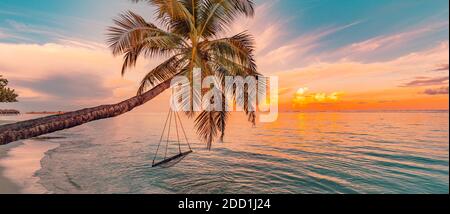 Tropischer Strand Sonnenuntergang als Sommerlandschaft mit Luxus Resort Strand Schaukel, ruhiges Meer für Sonnenuntergang Strandlandschaft. Ruhige Strandlandschaft Sommerurlaub Stockfoto