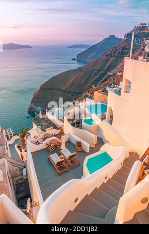 Fantastische Aussicht auf Santorini am Abend. Malerischer Sommeruntergang auf berühmter Ansicht, Griechenland, Europa. Hintergrund des Reisekonzepts. Sonnenuntergangslandschaft Stockfoto