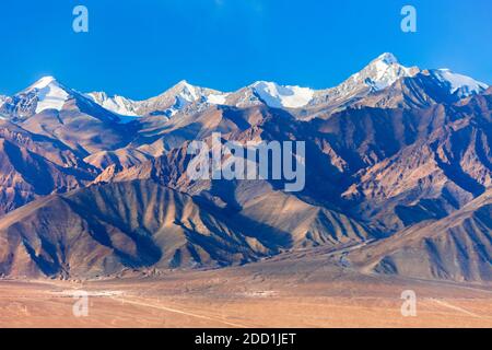 Stok Kangri ist der höchste Berg in der Stok-Bergkette Des Himalaya bei Leh in der Ladakh Region nordindien Stockfoto