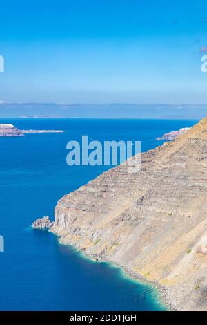 Wunderschöner natürlicher Felsbogen in der Nähe der Insel Santorini. Erstaunliche blaugrüne Meer und sonnigen Tag. Stockfoto