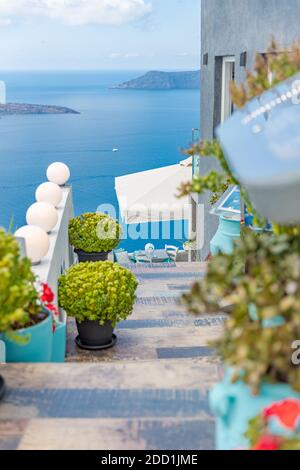 Santorini Cafe, Restaurant auf der Terrasse mit Blick auf das Meer, Santorini Insel, Kykladen, Griechenland. Sommerurlaub, Reise, Restaurant im Freien, romantische Aussicht Stockfoto