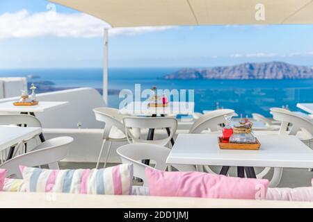 Santorini Cafe, Restaurant auf der Terrasse mit Blick auf das Meer, Santorini Insel, Kykladen, Griechenland. Sommerurlaub, Reise, Restaurant im Freien, romantische Aussicht Stockfoto