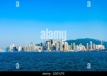 Die Skyline von Hong Kong Island vom Victoria Harbour aus gesehen. Hongkong ist eine Stadt und eine besondere Region Chinas. Stockfoto