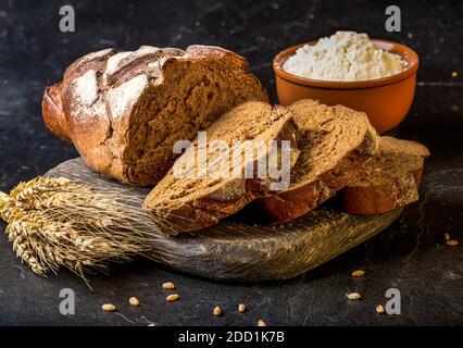 Frisches, luftiges Brot auf Holzschneidebrett Stockfoto