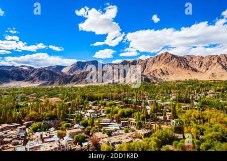 Leh Luftaufnahme. Leh ist die Hauptstadt und größte Stadt Ladakh Union Gebiet in Indien. Stockfoto