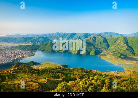 Phewa Lake Luftpanorama. Der Fewa Tal ist ein Bergsee in der Nähe der Stadt Pokhara im Himalaya in Nepal Stockfoto