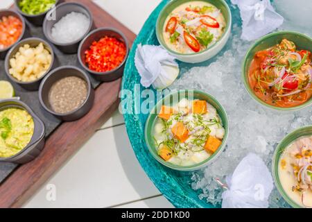 Ceviche Gourmet Meeresfrüchte auf weißem Tisch. Köstliche Ceviche von Garnelen mit Gemüse, Gewürzen und Limette aus nächster Nähe auf einem Teller. Luxuriöses Restaurant im Freien Stockfoto