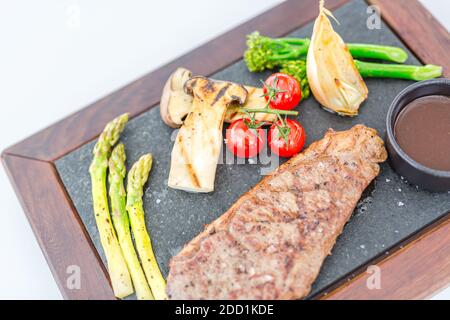 Essen Gourmet Kalbfleisch Medaillons Luxus Lifestyle teuer Restaurant Rezept Servierkonzept. Tolles Essen aus der Nähe, frisches Gemüse mit rohem bbq Rindfleisch Stockfoto