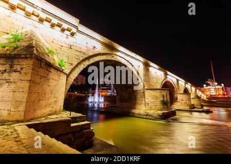 Die Steinbrücke ist eine Brücke über den Fluss Vardar im Zentrum von Skopje, Nordmakedonien. Stockfoto