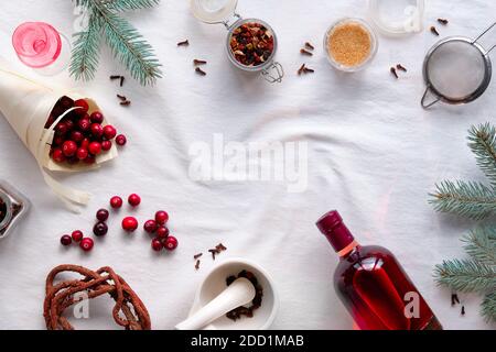 Hausgemachtes alkoholisches Getränk. Flach legen, Kopierraum auf Preiselbeertinktur mit Ethanol, Beeren, Gewürzen. Stockfoto