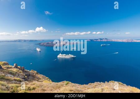 Kreuzfahrtschiff in der Nähe von Santorini, Sommer Reise Tourismus Boote in Blue Sea Bay, Klippen von Santorini Vulkaninsel. Berühmtes Reiseziel Stockfoto