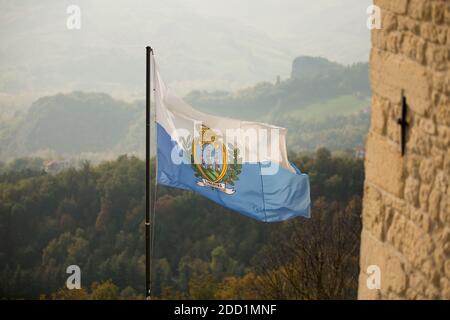 Winkende Flagge und Wappen der unabhängigen republik San Marino in Italien. Stockfoto