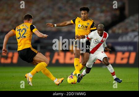 Southampton's Moussa Djenepo (rechts) kämpft während des Premier League-Spiels in Molineux, Wolverhampton, gegen Adama Traore von Wolverhampton Wanderers (Mitte) und Leander Dendoncker. Stockfoto