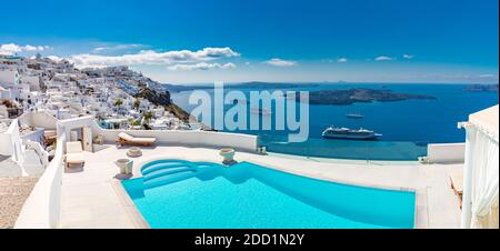 Erstaunliche Landschaft, Infinity Pool Caldera Blick Santorini, Griechenland mit Kreuzfahrtschiffen. Blauer Himmel wunderbare Sommerlandschaft Reise Urlaub, Urlaub. Inspirieren Stockfoto