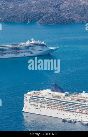 Kreuzfahrtschiff in der Nähe von Santorini, Sommer Reise Tourismus Boote in Blue Sea Bay, Klippen von Santorini Vulkaninsel. Berühmtes Reiseziel Stockfoto