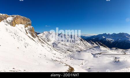 Der Großglockner-Hochalpenstraßein Österreich an einem sonnigen Tag nach einem großen Schneefall Stockfoto