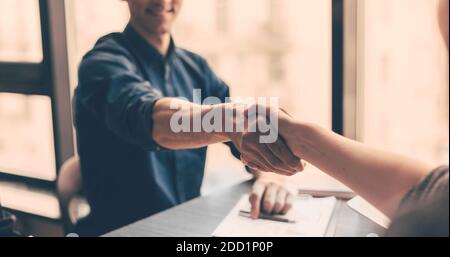 Nahaufnahme. Handschlag von Geschäftsleuten im Büro. Stockfoto