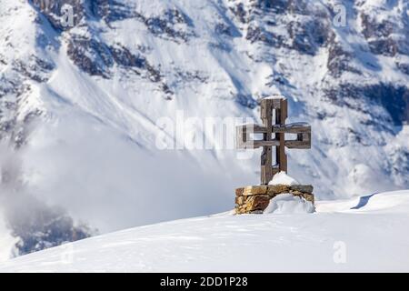 Der Großglockner-Hochalpenstraßein Österreich an einem sonnigen Tag nach einem großen Schneefall Stockfoto