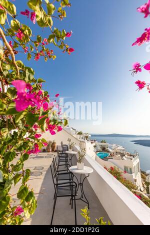 Oia Stadt auf Santorini Insel, Griechenland. Traditionelle berühmte weiße blaue Häuser mit Blumen bei sonnigem Wetter Caldera, Ägäis. Wunderschöne Aussicht auf den Sommer Stockfoto