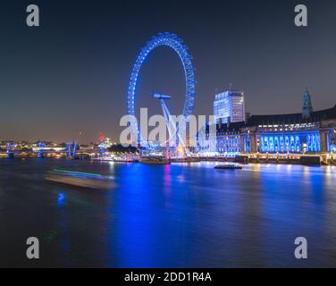 Dämmerung am London Eye entlang der Themse bei Sonnenuntergang in London, England. Stockfoto