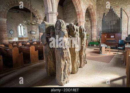 Die Reise eine Holzskulptur in der St. Mary's Church auf der Heiligen Insel Lindisfarne, Northumberland, England. Stockfoto