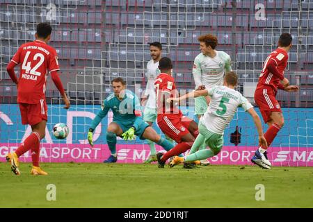 Goalchance Ludwig AUGUSTNSSON (Werder Bremen), Manuel NEUER (Goalwart FC Bayern München) pariert den Ball, Parade. Fußball 1. Bundesliga-Saison 2020/2021, 8, Spieltag, Spieltagen08, FC Bayern München - SV Werder Bremen 1-1 am 21. November 2020 ALLIANZ ARENA. DIE DFL-VORSCHRIFTEN VERBIETEN DIE VERWENDUNG VON FOTOS ALS BILDSEQUENZEN UND/ODER QUASI-VIDEO. Nur für journalistische Zwecke! Weltweite Nutzung Stockfoto