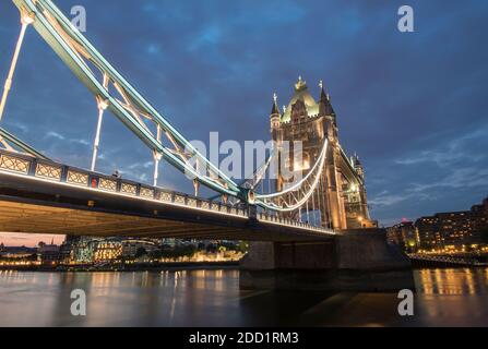 Dämmerung an der Tower Bridge und der Themse in London, England. Stockfoto