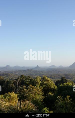 Glass House Mountains, Queensland, Australien vom Aussichtspunkt in Maleny am frühen Morgen aus gesehen Stockfoto