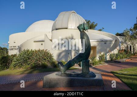 Sir Thomas Brisbane Planetarium, Brisbane Botanic Gardens, Queensland, Australien mit Skulptur von Konstantin Tsiolkovsky Stockfoto