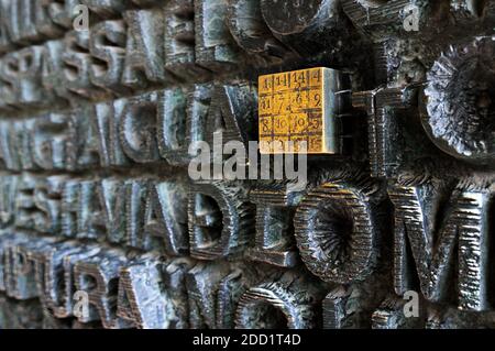 Magic Square das Haupttor der Passion Fassade, Sagrada Família, Barcelona, Katalonien, Spanien Stockfoto