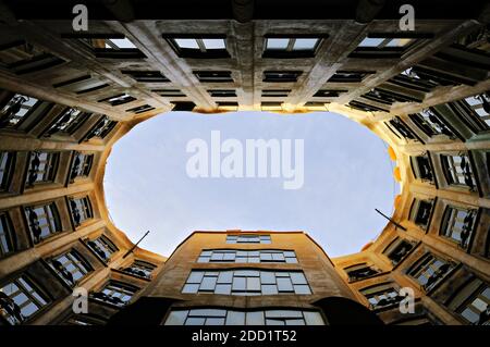 Innenhof der Casa Mila (oder La Pedrera) in Barcelona, Katalonien, Spanien Stockfoto