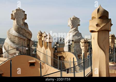 Lüftungstürme und Kamine auf dem Dach der Casa Mila (oder La Pedrera) in Barcelona, Katalonien, Spanien Stockfoto