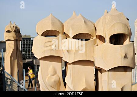 Detail der Kamine auf dem Dach der Casa Mila (oder La Pedrera) in Barcelona, Katalonien, Spanien Stockfoto