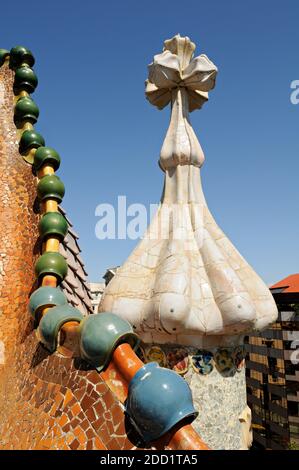 Gaudí Kreuz und Detail des Daches der Casa Batlló in Barcelona, Katalonien, Spanien Stockfoto