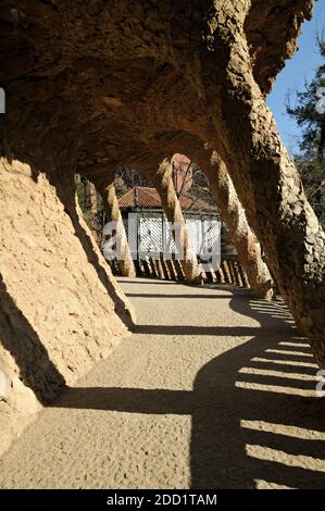 Viadukt und Säulen im Park Güell, Barcelona, Katalonien, Spanien Stockfoto