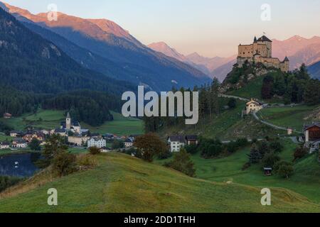 Schloss Tarasp, Scuol, Engadin, Graubünden, Schweiz, Europa Stockfoto